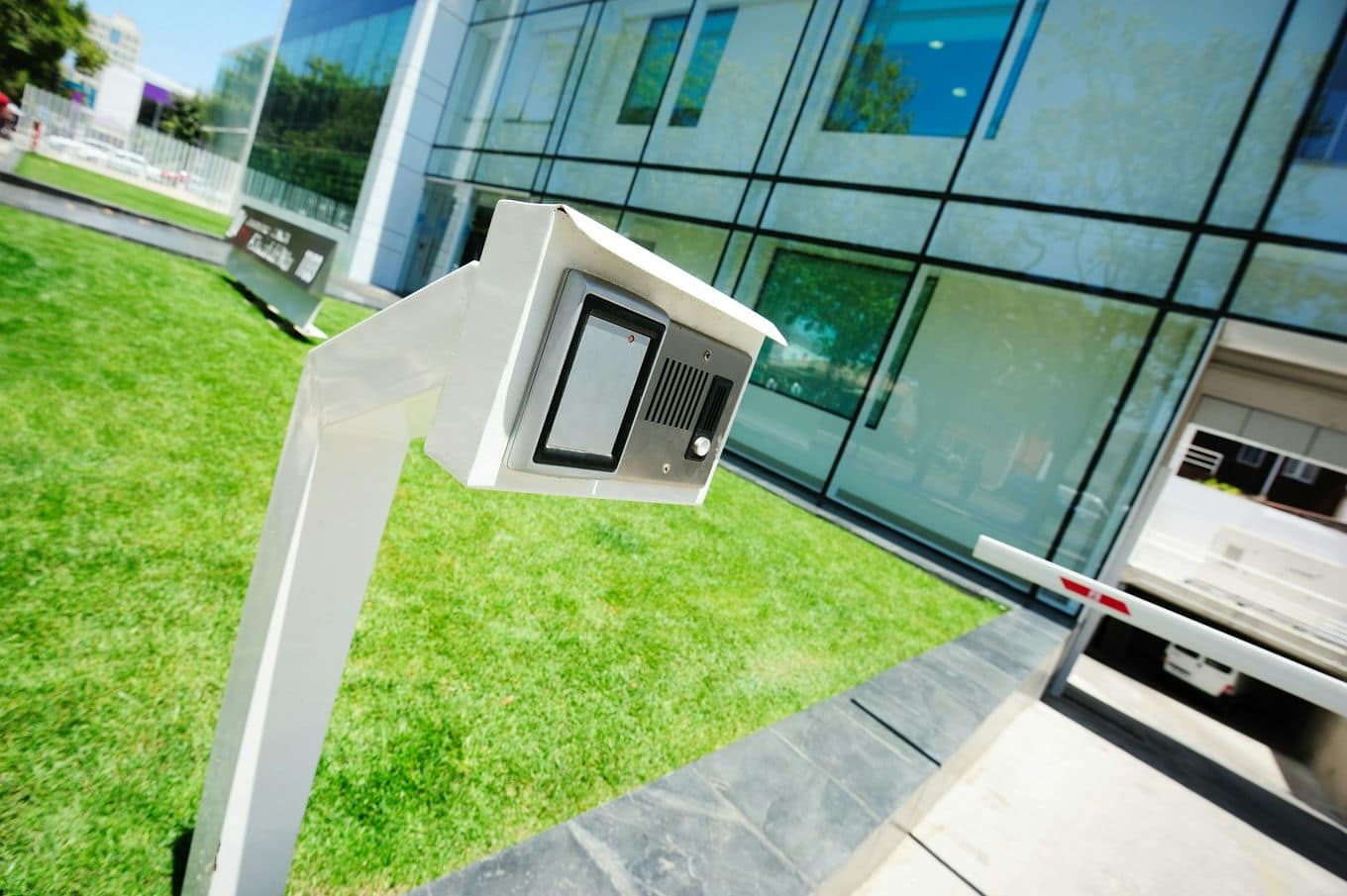 Jak skutecznie zabezpieczyć wejście do budynku za pomocą systemów zdalnych?