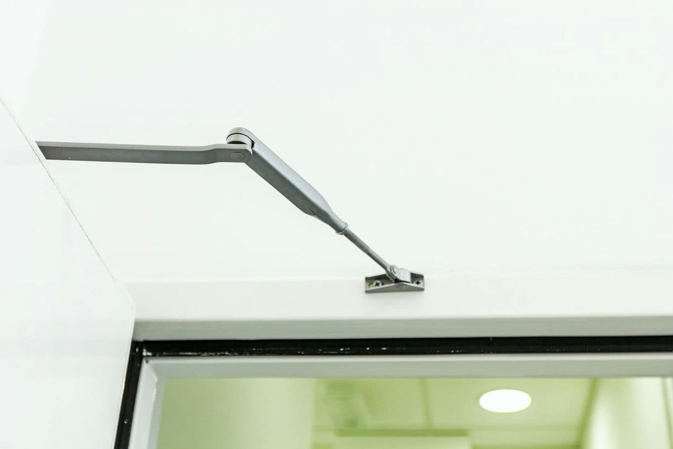 Jak działa mechanizm spowalniający zamykanie skrzydła drzwiowego?